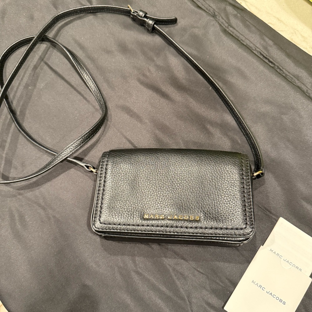 Marc Jacobs Black Groove Leather Mini Bag Crossbody with Gold Hardware - Picture 9 of 16